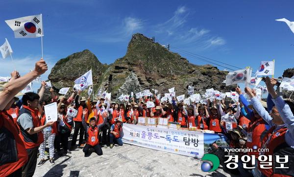 ▲ 일본의 독도침탈야욕에 맞서 싸우는 사단법인 영토지킴이 독도사랑회가 광복70주년을 기념해 지난 6월4일 경상북도 울릉군 독도를 찾아 일본정부를 비판하는 성명서를 발표한뒤 대한민국 만세를 외치고 있다. /김종택기자jongtaek@kyeongin.com