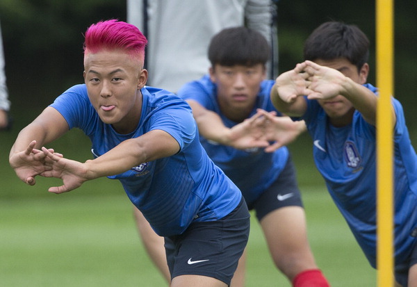 ▲ 이번엔 핫핑크 이승우를 비롯한 U-17 대표팀 선수들이 24일 오후 파주 NFC(축구대표팀 트레이닝센터)에서 열린 소집 훈련에 참가하고 있다.    /연합뉴스