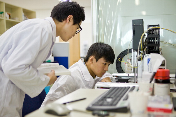 ▲ 엔지니어링하우스에서 학생들이 기업 프로젝트를 진행하고 있다.  /한국산업기술대 제공