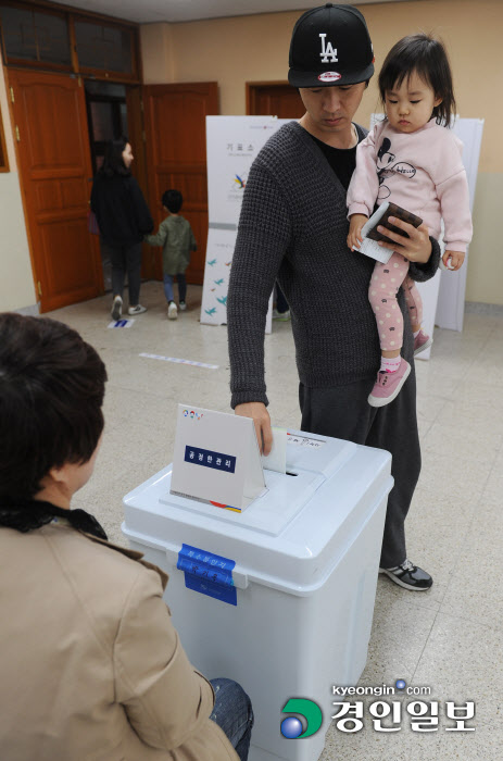 [경인포토]'아이와 함께 투표하러 왔어요'