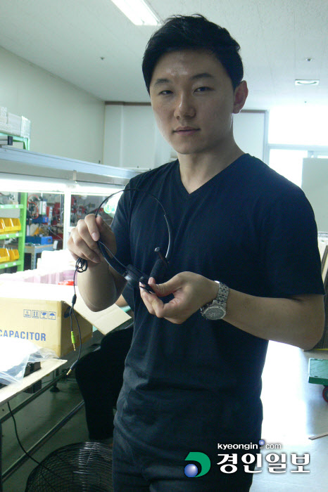 스트레스를 완화해주는 헤드셋과 앰프 등을 개발한 '니어투'의 박세준 대표가 자사 제품을 설명하고 있다.  /임승재기자 isj@kyeongin.com