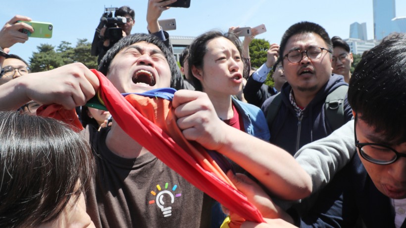 "사과하라" 성소수자차별금지법 촉구 기습 시위