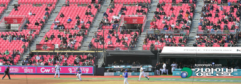 [경인포토]2018 프로야구 시범경기 개막, 수원 kt위즈파크 찾은 시민들