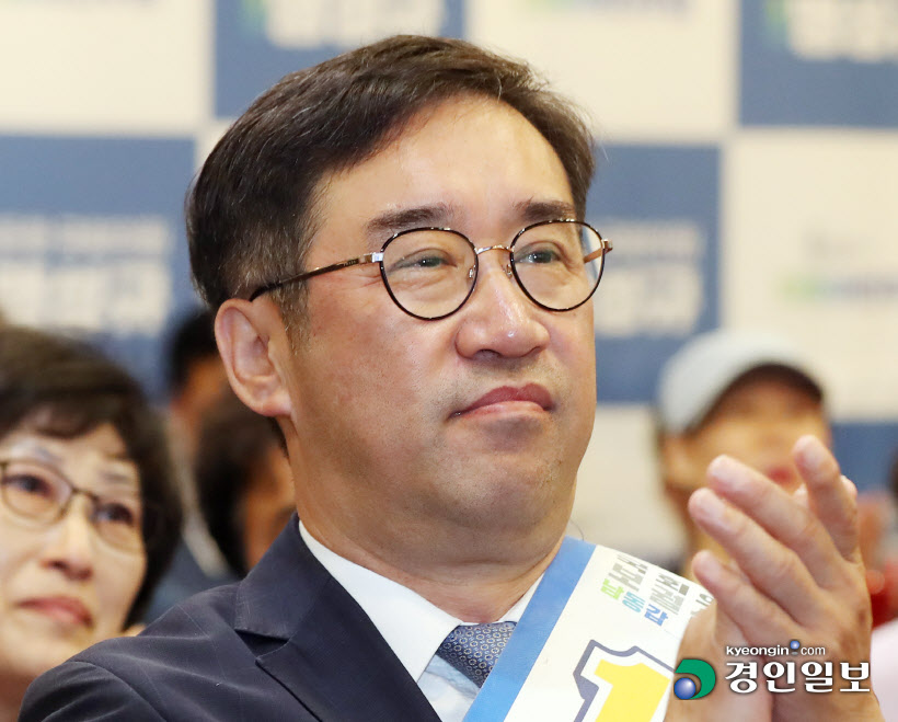 [경인포토]출구조사 지켜보는 인천 남동갑 보궐선거 민주당 맹성규 후보