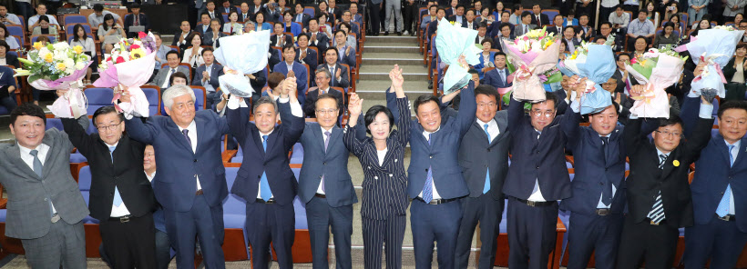 기쁨 나누는 민주당 국회의원 재·보선 당선자들