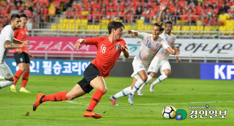 [경인포토]한국 칠레 축구 친선경기, 야생마같은 황의조 드리블