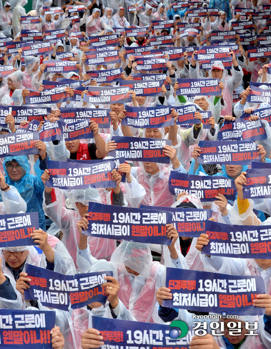 [경인포토]수원 용남고속 파업 집회 '임금인상하라'