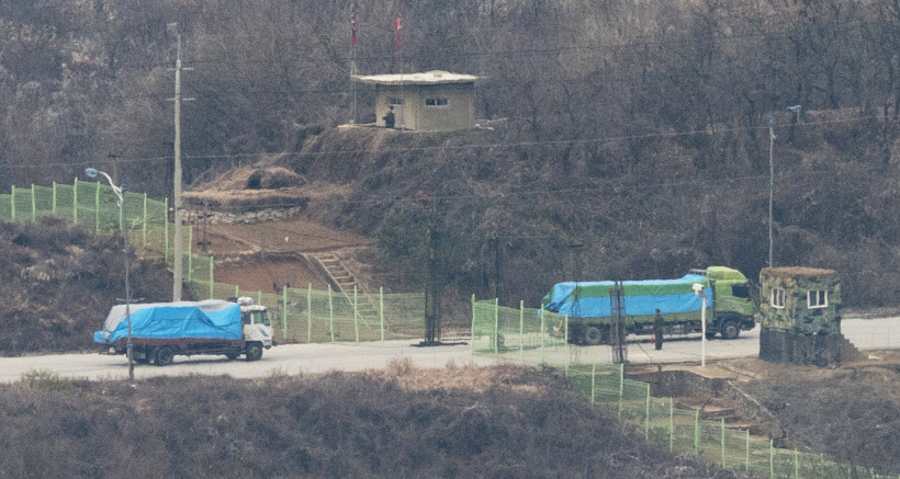 북측 DMZ 통과하는 남측 차량<YONHAP NO-3543>