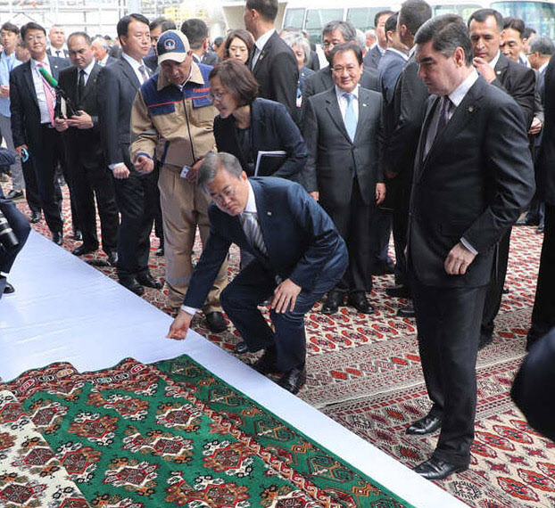 투르크메니스탄 대통령, 문 대통령에게 카페트 선물<YONHAP NO-3583>