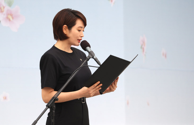 [포토]6.25 참전용사 아내의 편지 낭독하는 김혜수