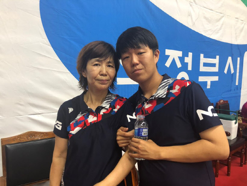 이모저모-모자가 함께 출전해 눈길을 끈 현대탁구클럽 소속 어머니 김영희(57)씨와 김민중(26)씨.