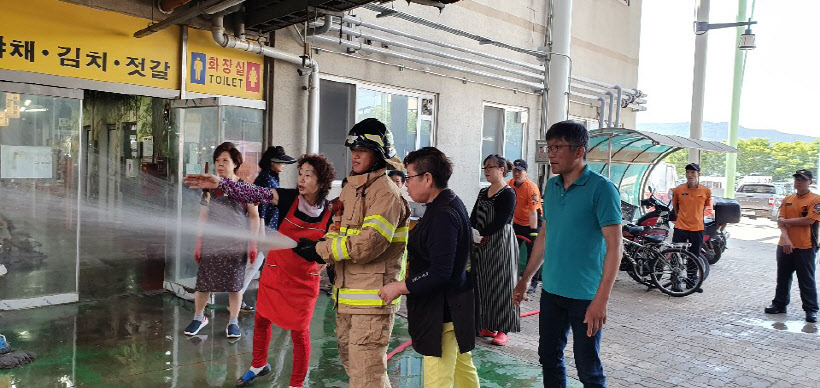 강화소방서, 풍물시장 시민 자율소방함 시연 및 주민교육