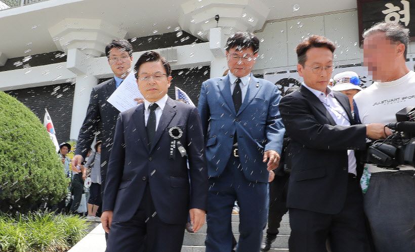 [포토]물 세례받는 자유한국당 황교안 대표