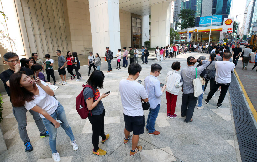 투표 위해 줄 서 있는 홍콩 시민들<YONHAP NO-3372>