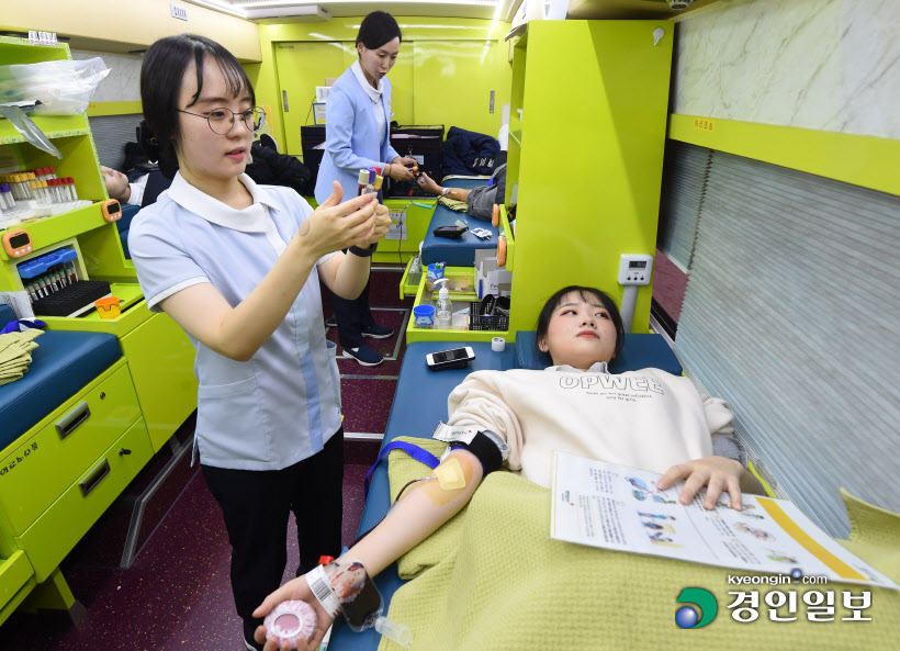 [경인포토]동절기 혈액 부족 대비 헌혈 동참하는 학생들