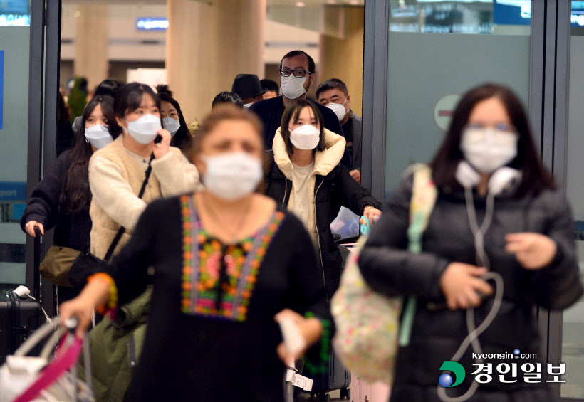 '우한 폐렴' 확산 영향으로 마스크 쓰고 입국하는 인천공항 입국장