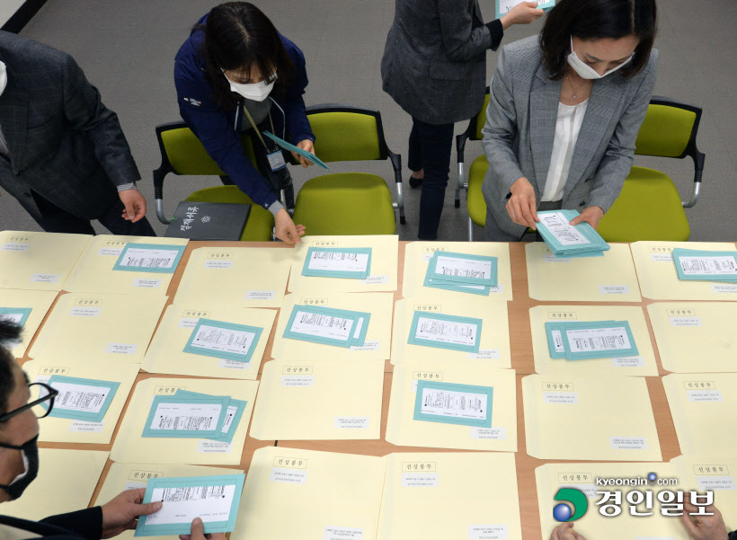[경인포토]선상 투표용지 분류하는 선관위원들