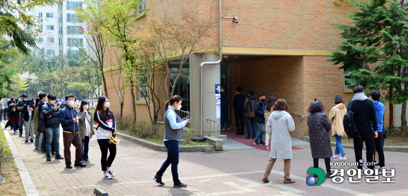 [경인포토] 수중한 한표 행사하는 유권자들