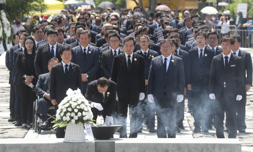 [포토]민주당, 노무현 전 대통령 묘역 참배