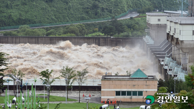 [경인포토]임진강물 쏟아내는 군남댐