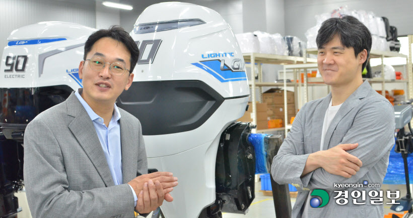 일렉트린 원준희 대표이사(왼쪽)와 복장현(오른쪽) 이사가 자체 개발한 선박 선외기 엔진을 소개하고 있다.
