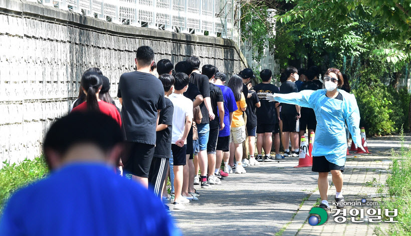 중학교에 확진자…코로나 검사, 줄선 학생들