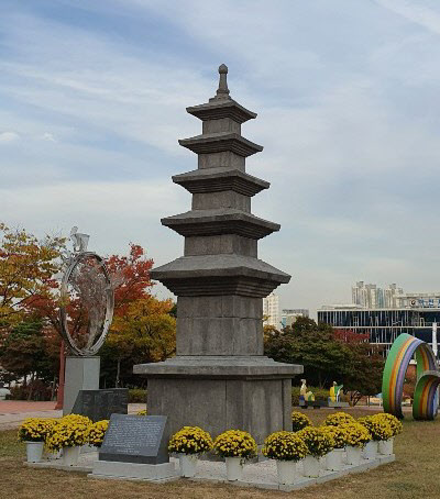 이천시청 아트홀 마당 앞에있는 환수염원탑