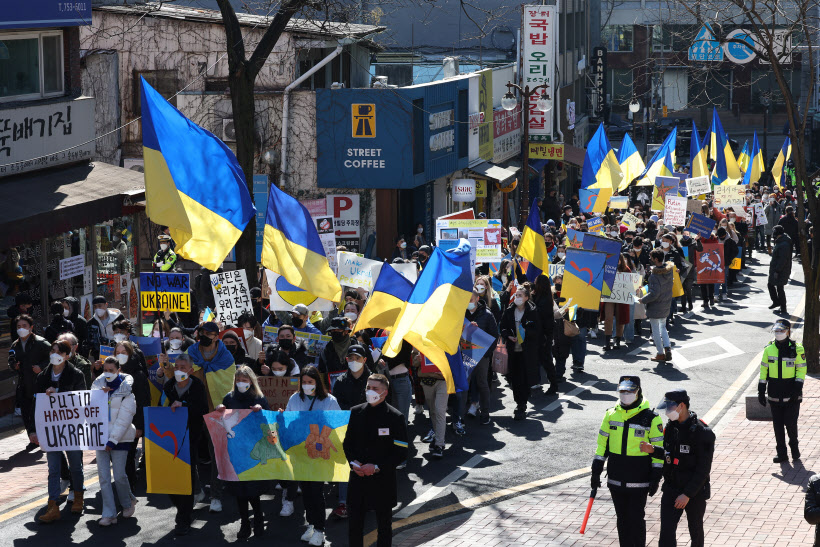 푸틴 규탄 행진하는 우크라인들