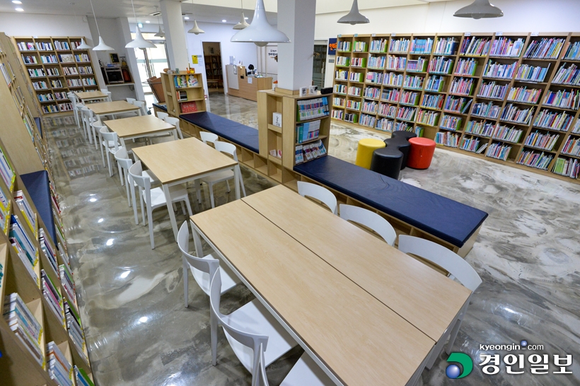 현행 도서관법은 공공도서관 관장을 사서직이 하도록 명시하고 있다. 하지만 인천지역 공공도서관 10곳 중 7곳 관장은 사서 자격증이 없는 것으로 나타났다. 사진은 한 도서관의 모습 기사와 관련없음. /경인일보DB