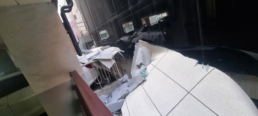 인천 미추홀구 전세사기 피해 건물서 외벽자재 떨어져… 차량 2대 파손