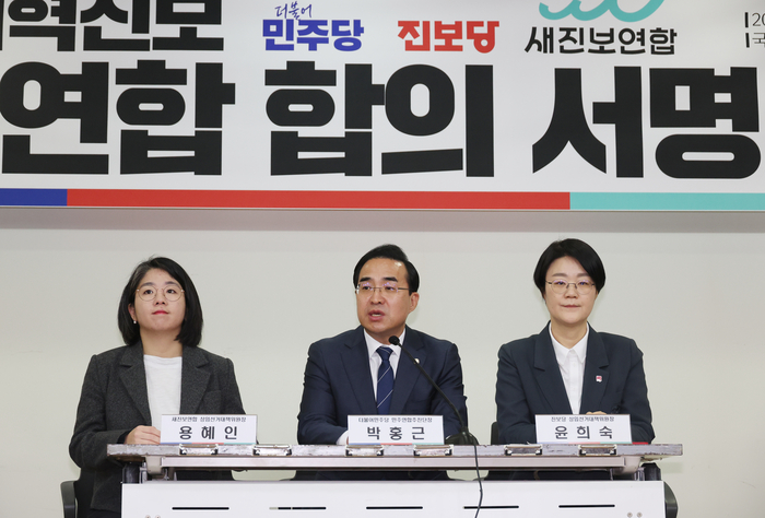 발언하는 박홍근 민주연합추진단장