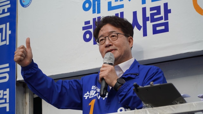 염태영 더불어민주당 수원무 후보가 31일 망포역 집중유세를 펼쳤다./염 후보 측 제공