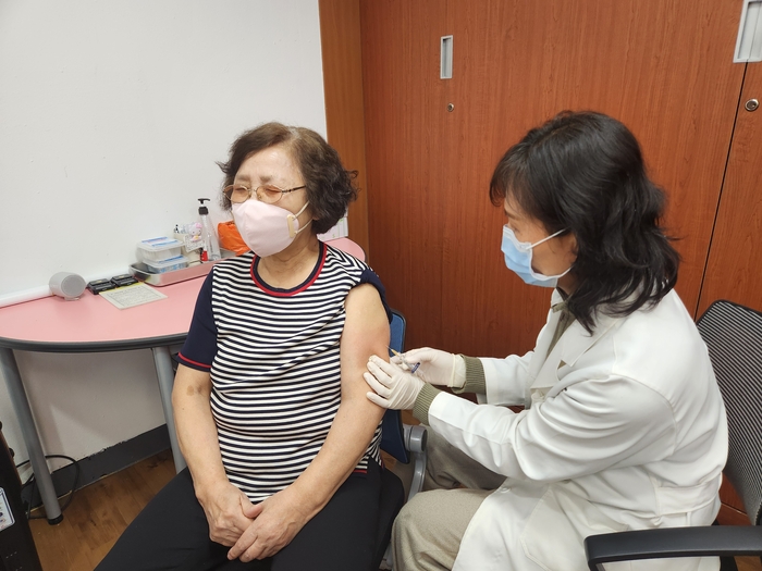 인천 동구에 사는 한 어르신이  대상포진 무료 예방접종을 하고 있다. /동구 제공