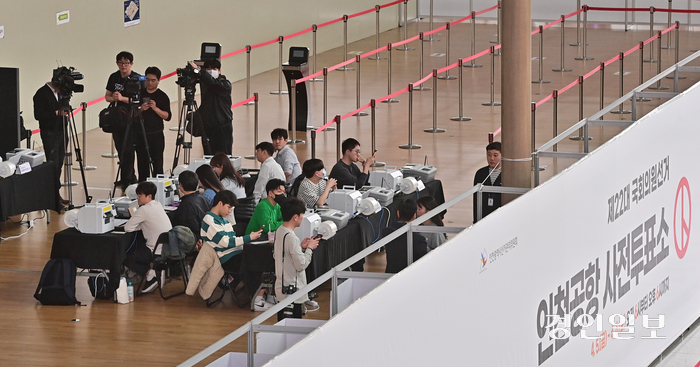 제22대 국회의원 선거 사전투표를 하루 앞둔 4일 오후 인천국제공항 제1터미널에 마련된 사전투표소에서 관계자들이 전산 점검을 하고 있다. 2024.4.4 /조재현기자 jhc@kyeongin.com