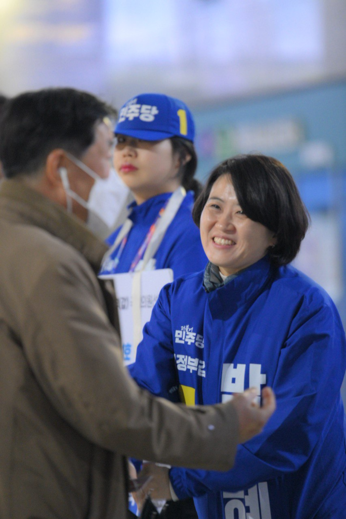 제22대 총선에 출마한 더불어민주당 의정부갑 박지혜 후보가 유권자들에게 인사를 건네고 있다. /박지혜 후보 선거사무소 제공