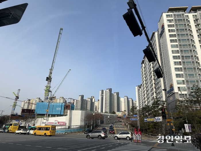 민간 주도의 개발로 도로 등 도시기반시설이 부족해 ‘난개발’이라는 오명을 가진 용인시 동백지구에 아파트 건설공사가 이뤄지고 있는 모습. 2024.4.5 /목은수 기자wood@kyeongin.com