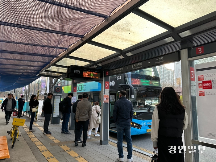 지난 2일 오전 7시30분께 용인시 동백동 ‘동백이마트’ 버스정류장에서 시민들이 서울로 향하는 광역버스를 기다리고 있는 모습. 서울 잠실로 출근한다는 남모(38)씨는 잠실 가는 버스가 없어, 강남에서 지하철로 갈아탄다고 전했다. 2024.4.5 /목은수 기자wood@kyeongin.com