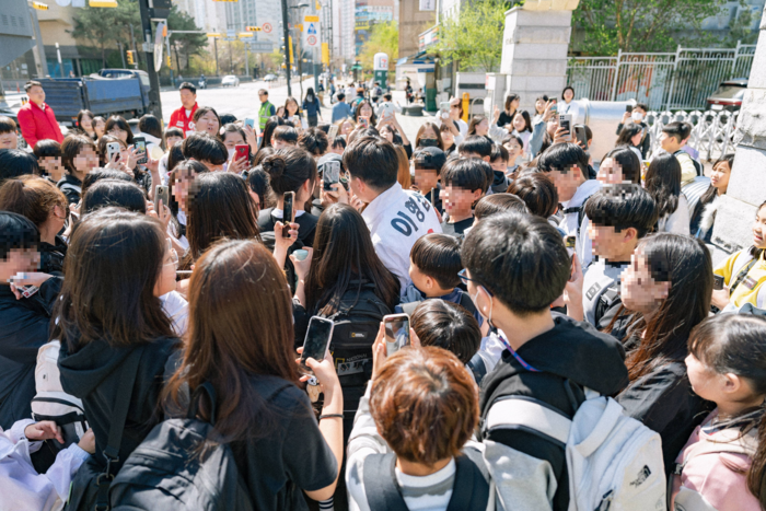 8일 의정부 송양초등학교 앞에서 국민의힘 이형섭 후보가 학생들에게 둘러싸여 있다. /이형섭 후보 선거사무소 제공