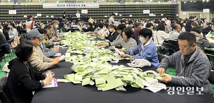 제22대 국회의원 선거가 종료된 10일 오후 6시 30분께 인천 동구 송림체육관에서 개표가 시작됐다. 2024.4.10/백효은기자100@kyeongin.com