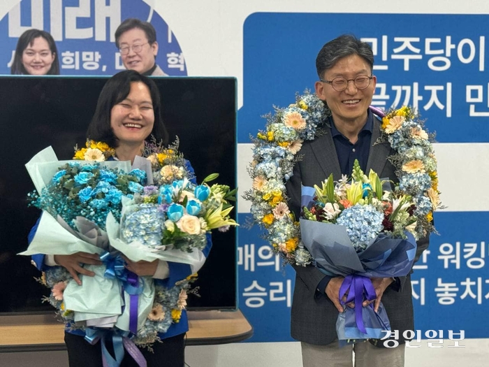 김남희 더불어민주당 광명시을 국회의원 당선인이 당원과 지지자들로부터 축하 꽃다발을 받고 기뻐하고 있다. /김남희 캠프 제공