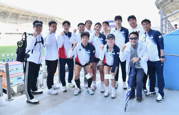 화성시 일원에서 열린 ‘2024 근대5종 아시아선수권대회’에 출전한 경기체고 선수들이 학교 관계자들과 기념 촬영을 하고 있다. /경기체고 제공