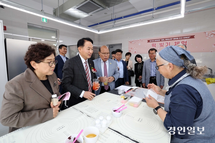 인천 동구는 최근  ‘금창동 세대공감센터’에서 준공식과 제 10회 공유마켓을 열고 센터 운영을 시작했다고 22일 밝혔다./동구 제공