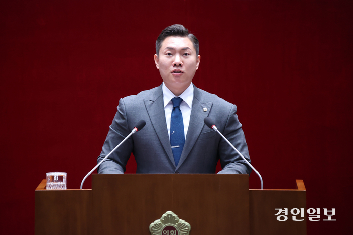 성남시의회  김보석 의원이 성남종합버스터미널에 대한 결단을 촉구하는 5분 발언을 하고 있다. /성남시의회 제공
