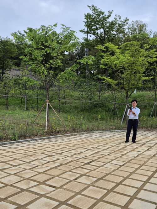 김태흥 의왕시의원이 지난 23일과 24일 의왕 백운호수 변에 운영되고 있는 무민공원 주차장을 찾아 배수 시설에 대한 현장 점검을 실시했다./의왕시의회 제공