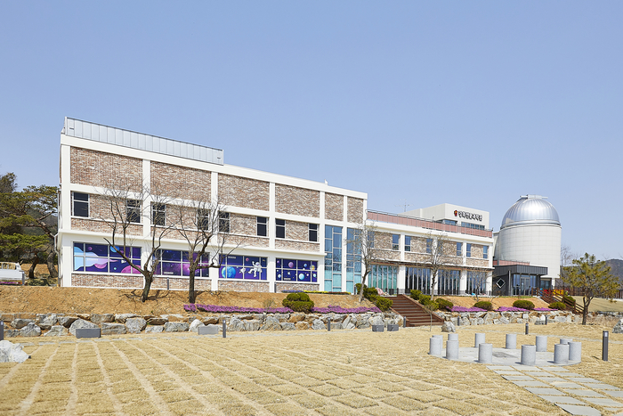 지난 2000년 폐교된 인천 강화군 강후초등학교를 보수해 만든 ‘강화천문과학관’. /강화군 제공
