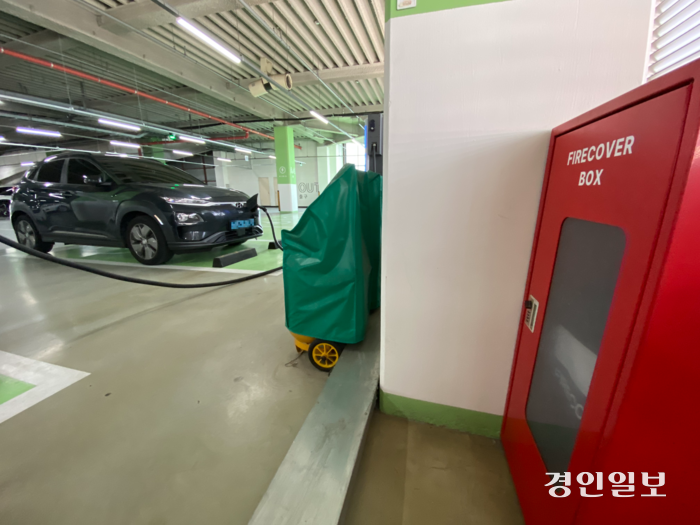 인천의 한 다중이용시설 전기차 전용 주차구역에 설치돼 있는 질식소화덮개. 2024.4.26 /조재현기자 jhc@kyeongin.com