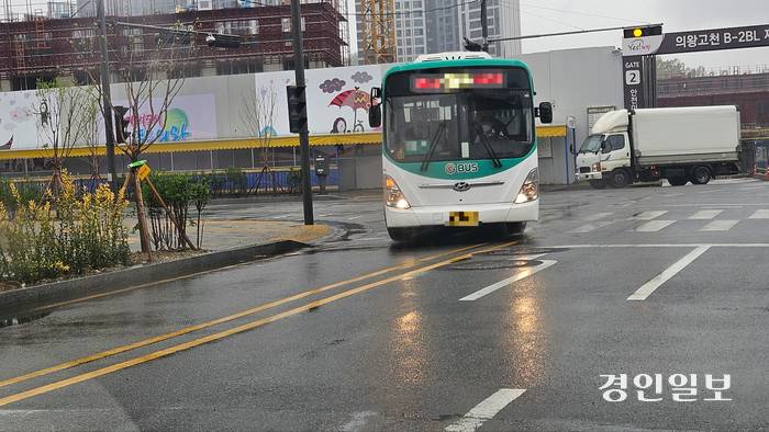 의왕시청 앞 청백리로에서 오봉로를 잇는 ‘시청중심5로’를 통과하는 시내버스가 회전반경이 충분치 않아 중앙선을 밟으며 우회전하고 있다. 마주오는 차량과 사고 가능성이 높아 대안이 시급하다는 지적이다.  의왕/송수은기자 sueun2@kyeongin.com
