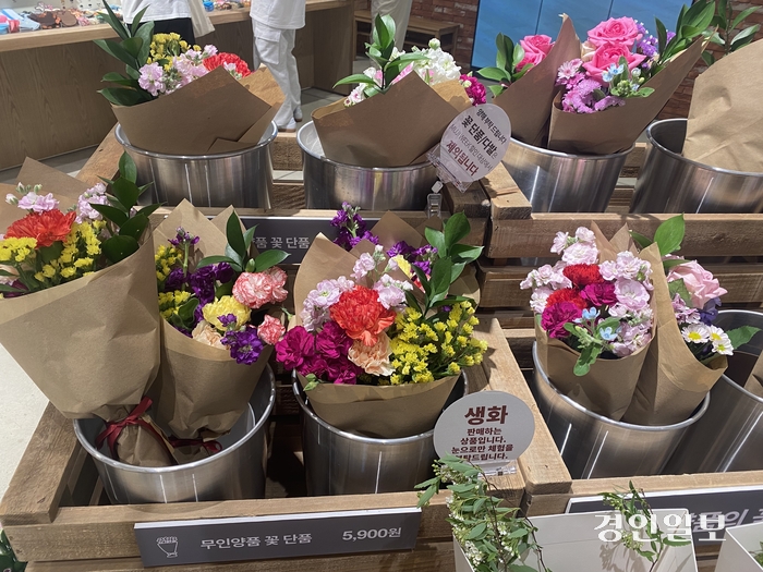 무인양품 스타필드 수원점에서 판매 중인 꽃다발과 카네이션 화분. 화훼 농가에서 직접 공급받아 좋은 꽃을 저렴하게 판매하는 게 특징이다./강기정기자 kanggj@kyeongin.com