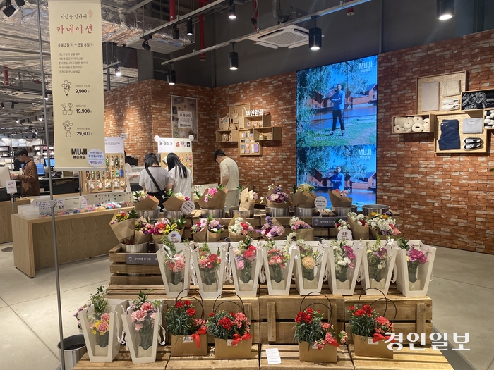 무인양품 스타필드 수원점에서 판매 중인 꽃다발과 카네이션 화분. 화훼 농가에서 직접 공급받아 좋은 꽃을 저렴하게 판매하는 게 특징이다./강기정기자 kanggj@kyeongin.com