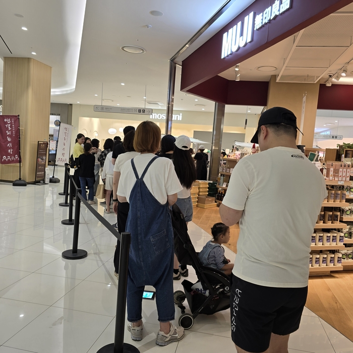 ‘제3회 동탄 빵 페스티벌’이 열린 지난 4일 무인양품 동탄점 앞에 빵을 구매하기 위한 소비자들이 줄을 서있다./무인양품 제공